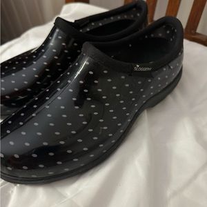 Women’s Slogger Shoe size 9